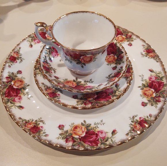 Royal Albert bone china Old Country Roses plate setting - Picture 1 of 7